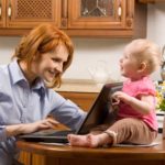 Maman travaille chez elle avec bébé