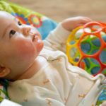 Bébé qui joue à la crèche