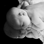 Très jolie photo noir et blanc de Bébé devant un miroir