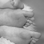 photo souvenirs de bébé avec les pieds de la famille