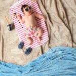 Montage photo très drole de bébé à la plage