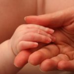 Les ongles de bébé à couper avec attention