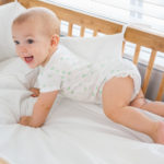 Bébé sourit dans son lit